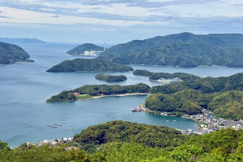 養殖施設が点在する美しい湾の風景