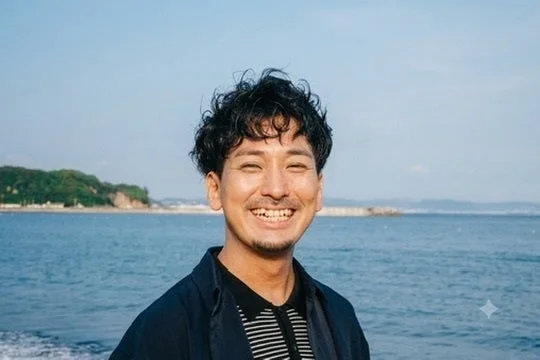 笑顔で海を背景にした男性