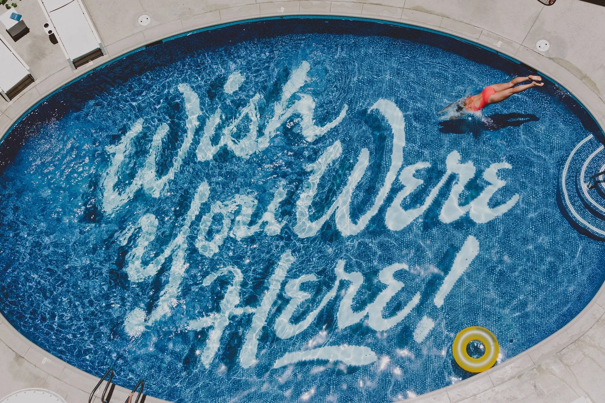 プールに「Wish You Were Here!」のメッセージ