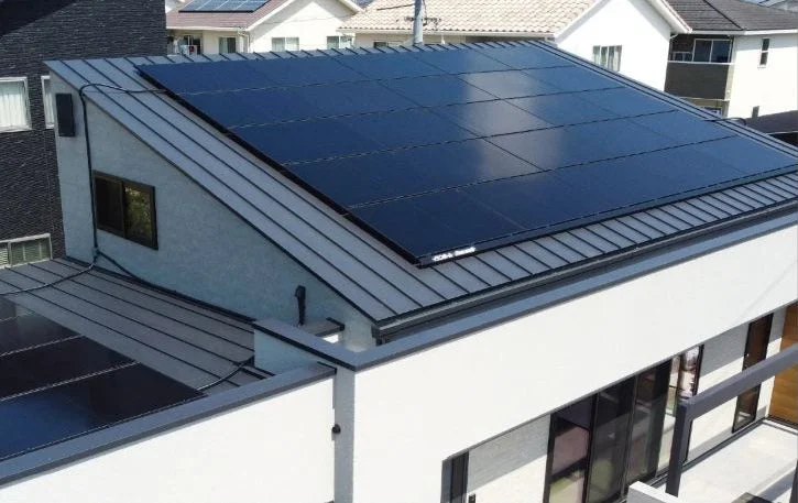 太陽光発電システムが設置されたモダンな住宅の屋根