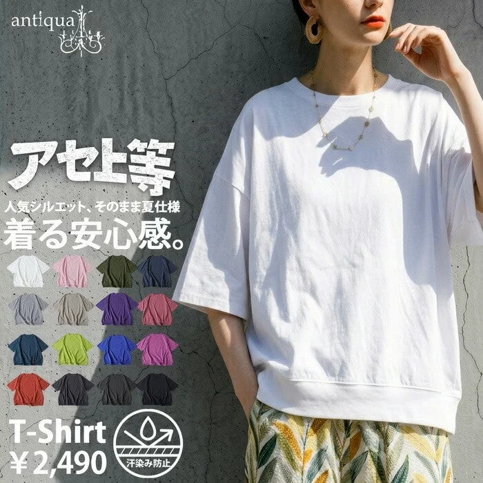 白いオーバーサイズTシャツを着用した女性