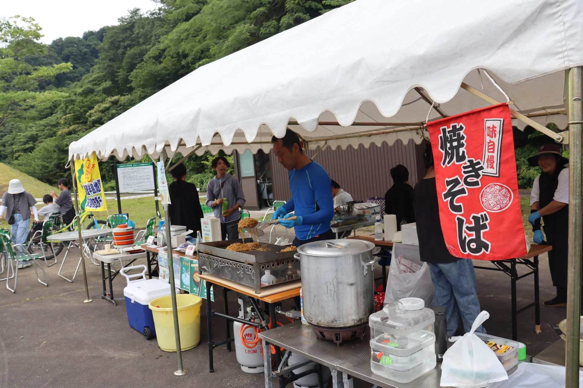 屋台で焼きそばを調理している様子
