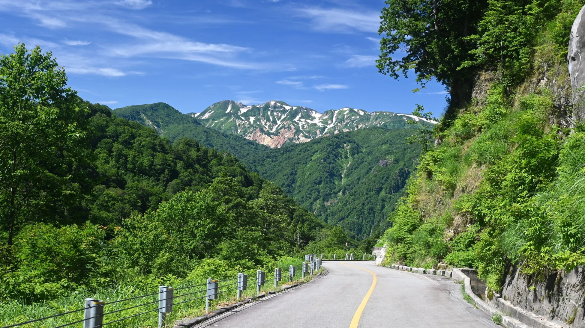 山と道路
