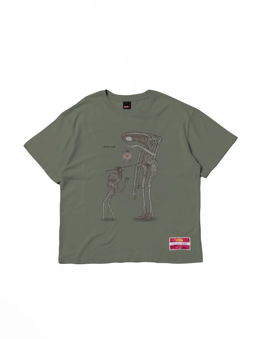カーキ色のTシャツに奇妙な生物のイラスト