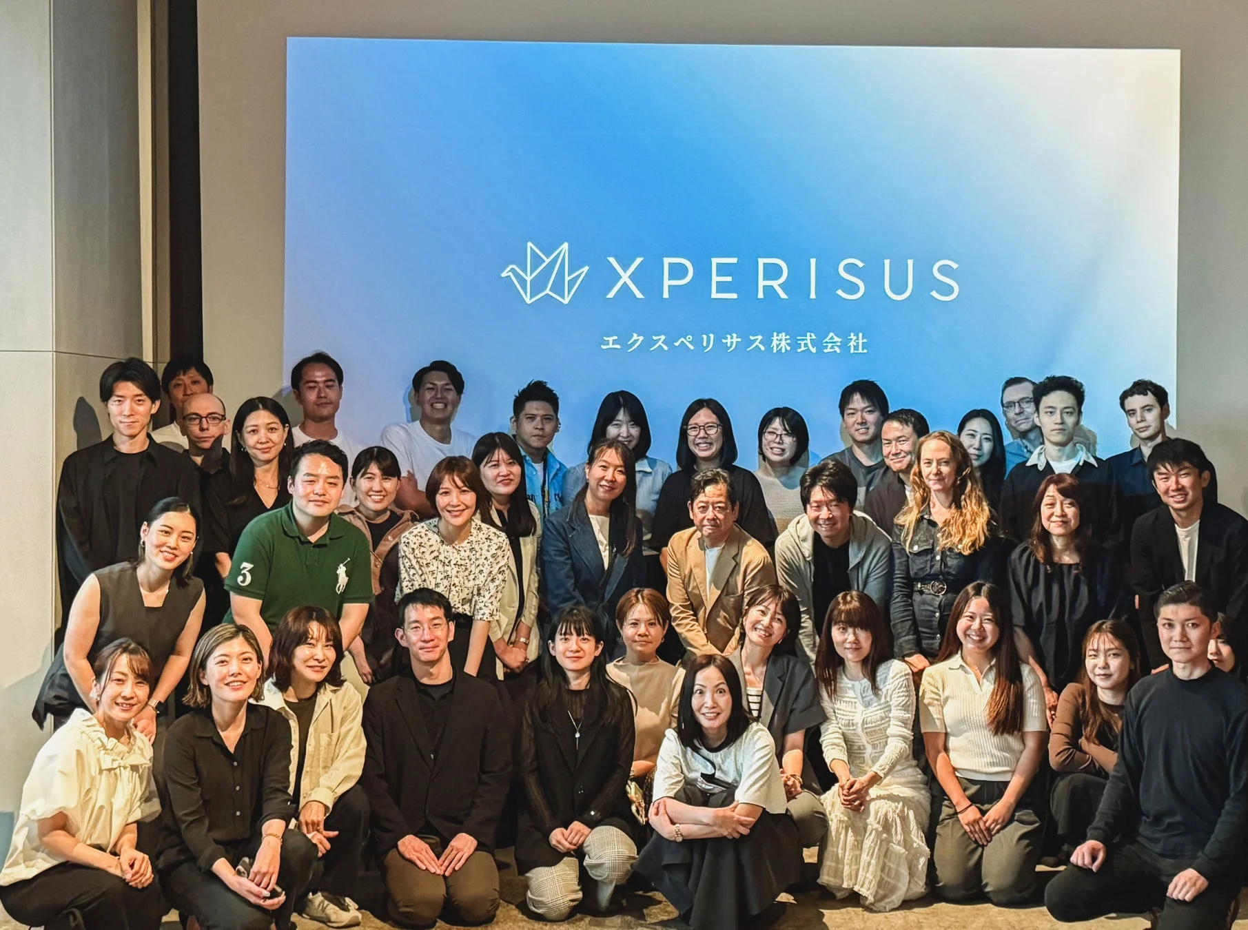 エクスペリサス株式会社の社員集合写真