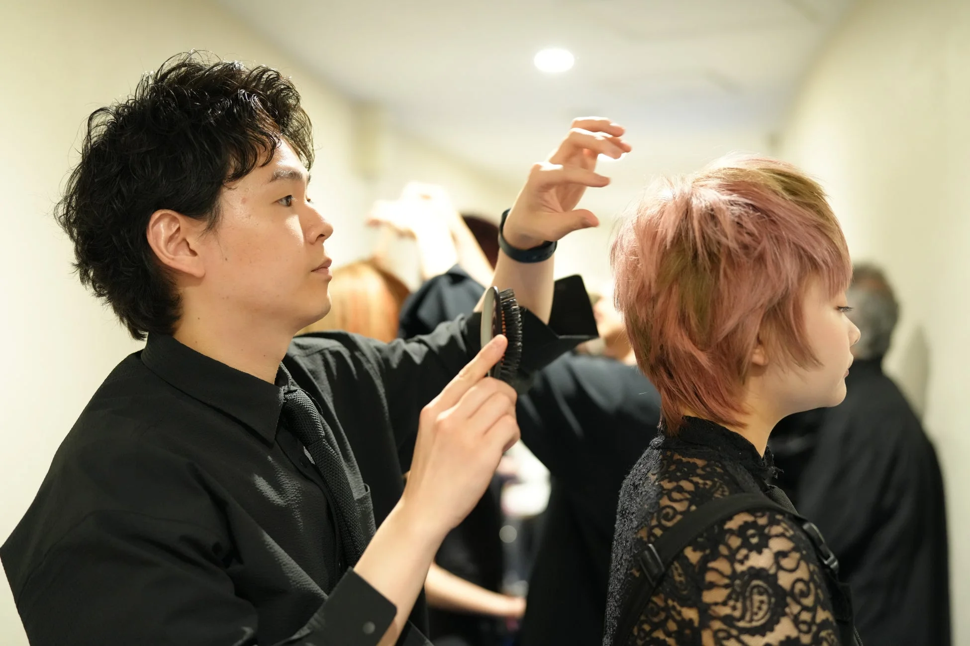 美容師がヘアスタイリングをしている様子