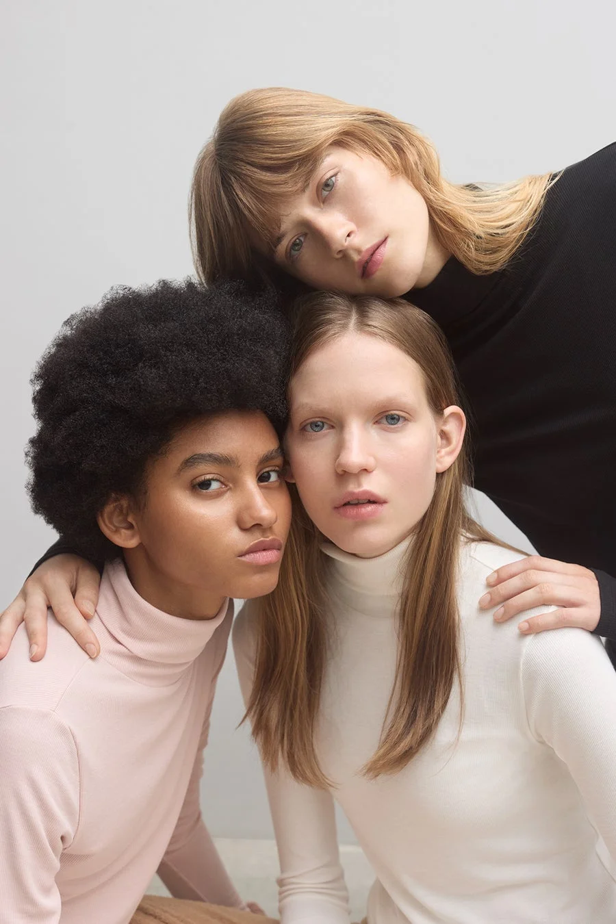 タートルネックを着た3人の女性
