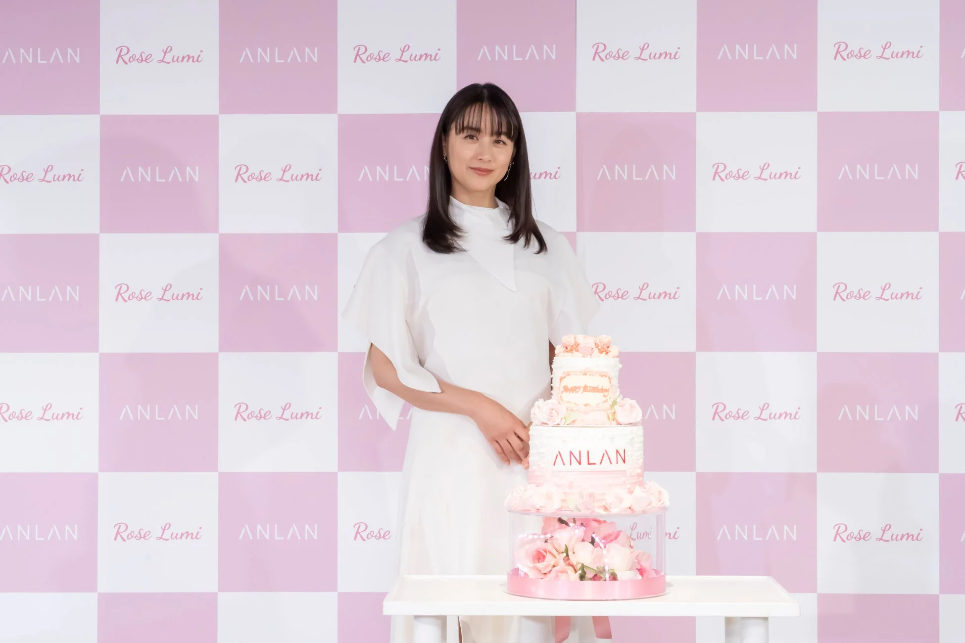 誕生日サプライズで登場したケーキと山本美月さん