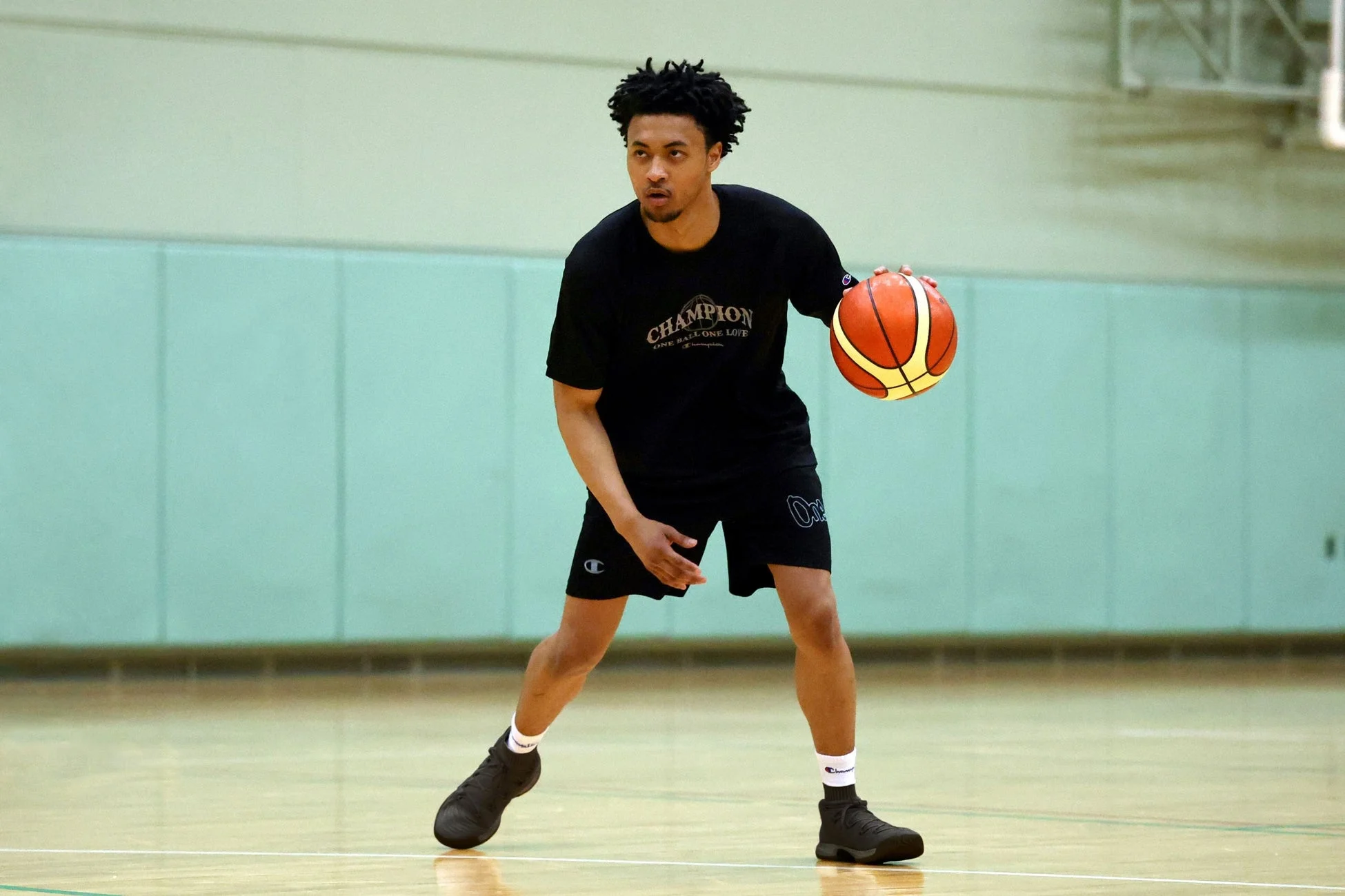 バスケットボールをドリブルする男性選手