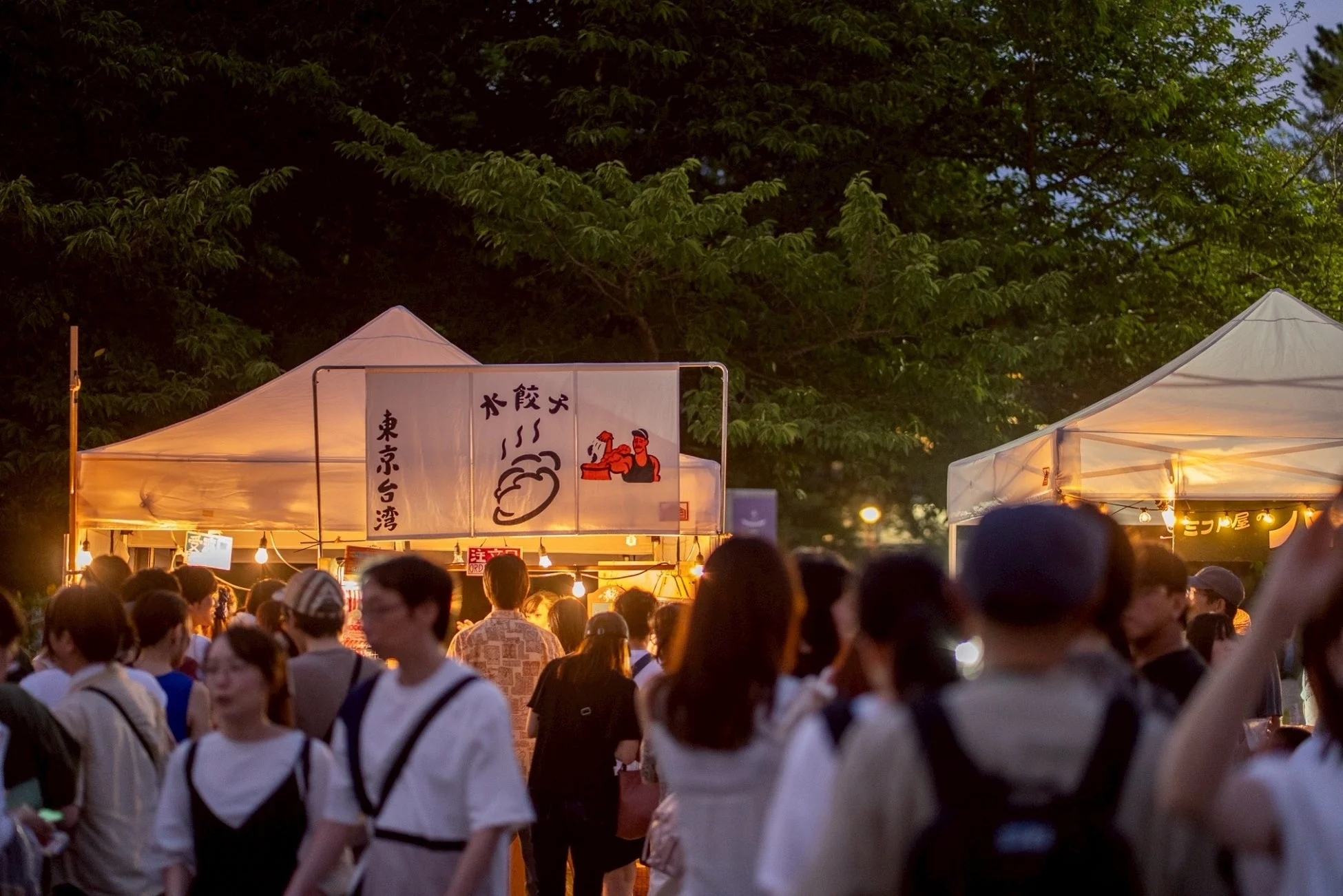 活気ある夜市