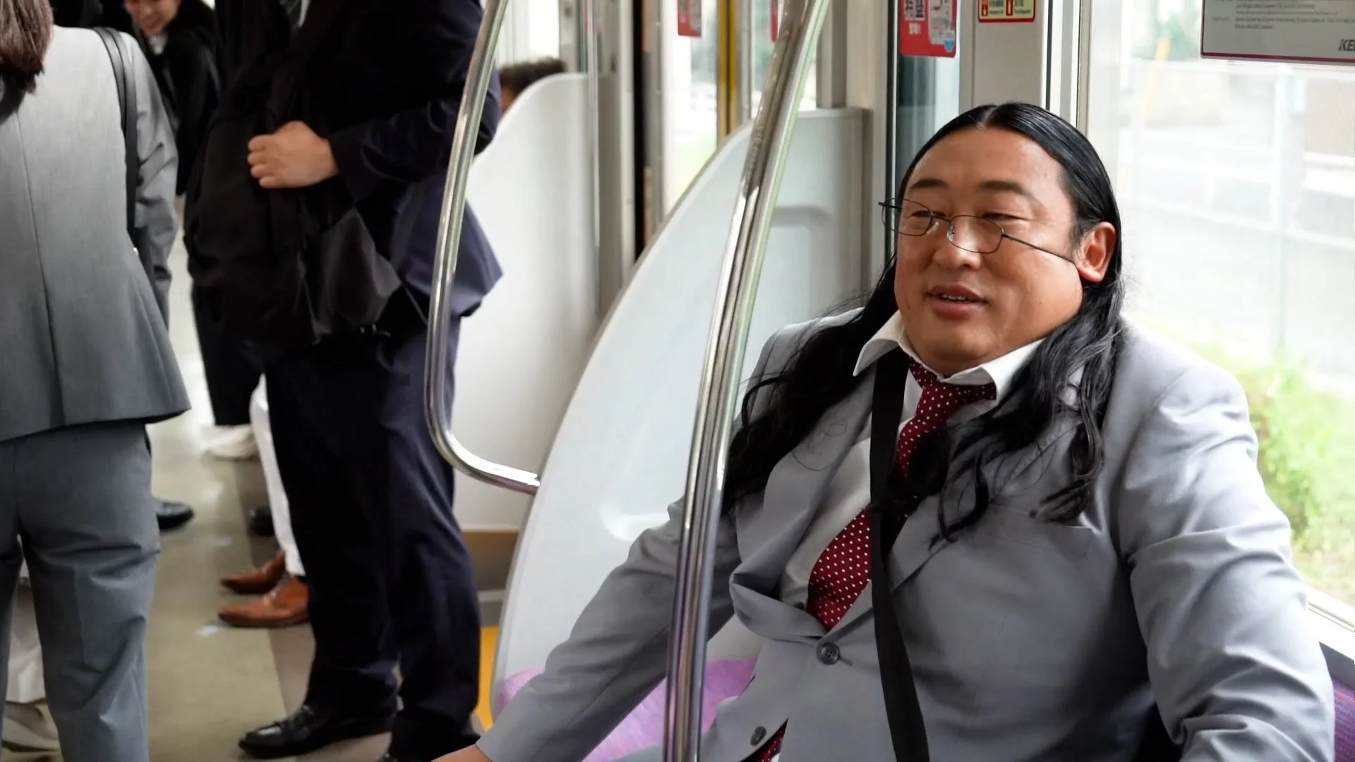 電車内で撮影に臨む秋山竜次さん