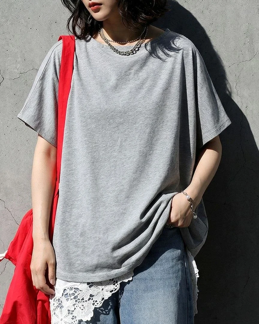 グレーのオーバーサイズTシャツとデニムのコーディネート