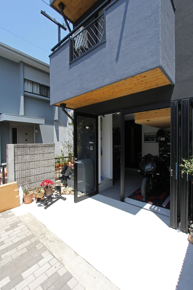 モダンなデザインの2階建て住宅の外観とガレージ