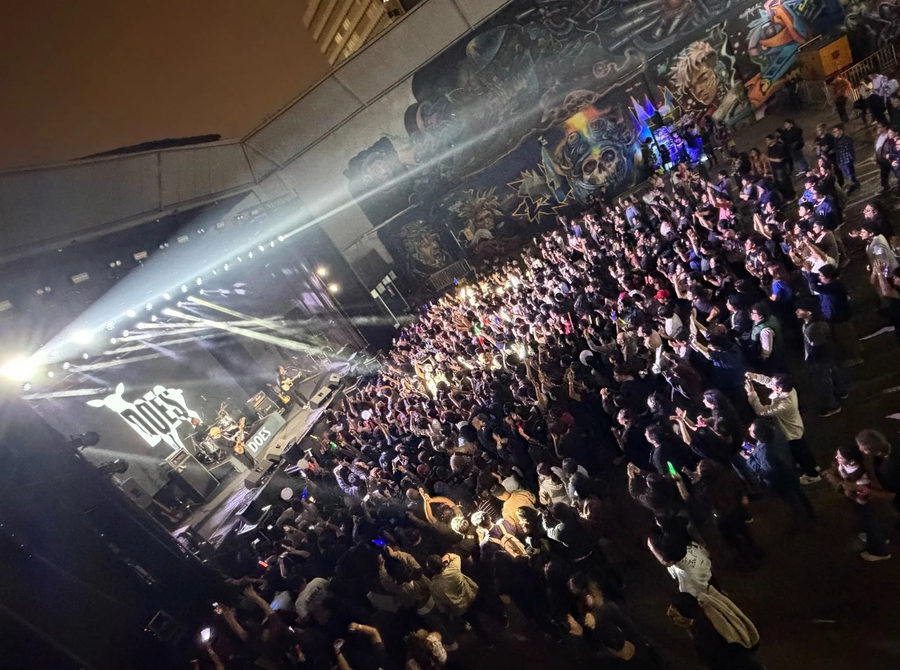 夜間の野外ライブ