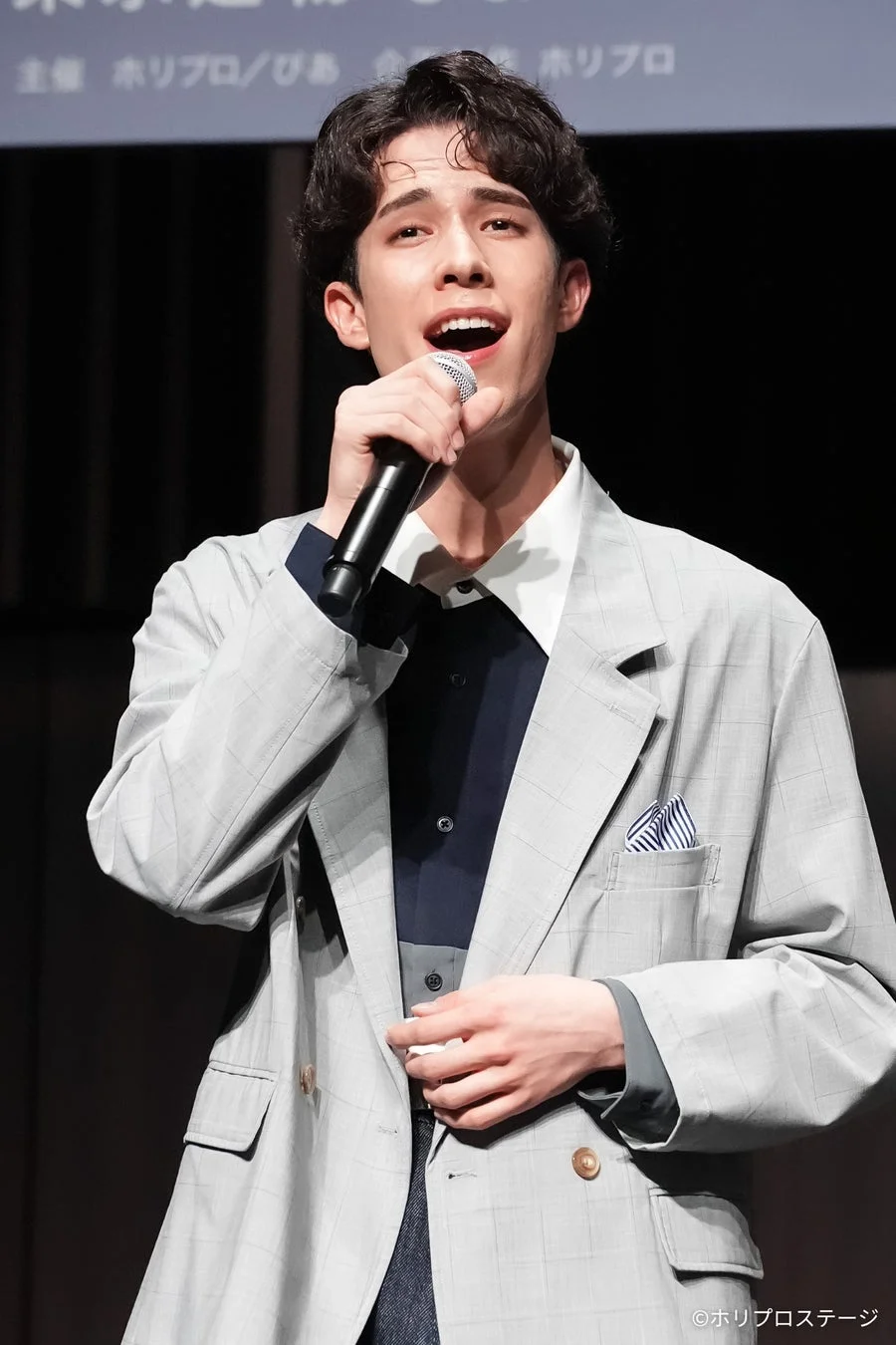 東島 京さんの歌唱シーン