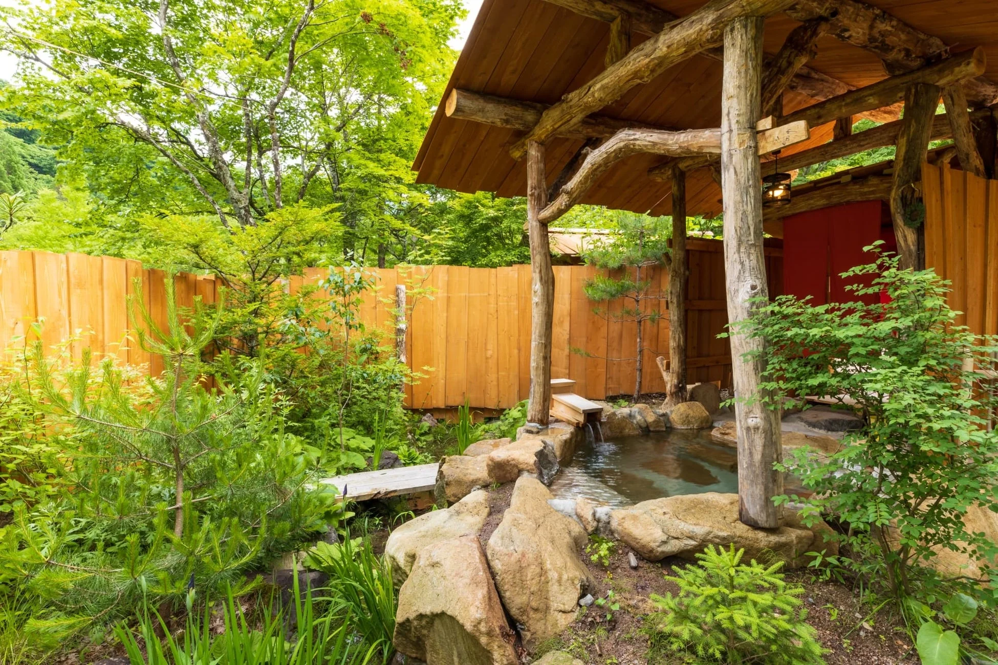 新緑に囲まれた露天風呂
