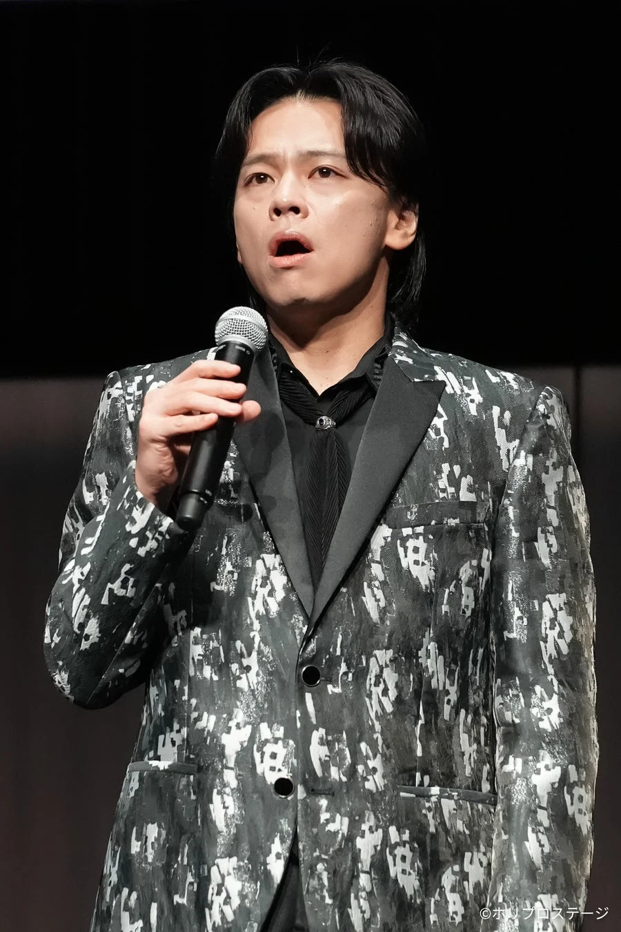 中川晃教さんの歌唱シーン