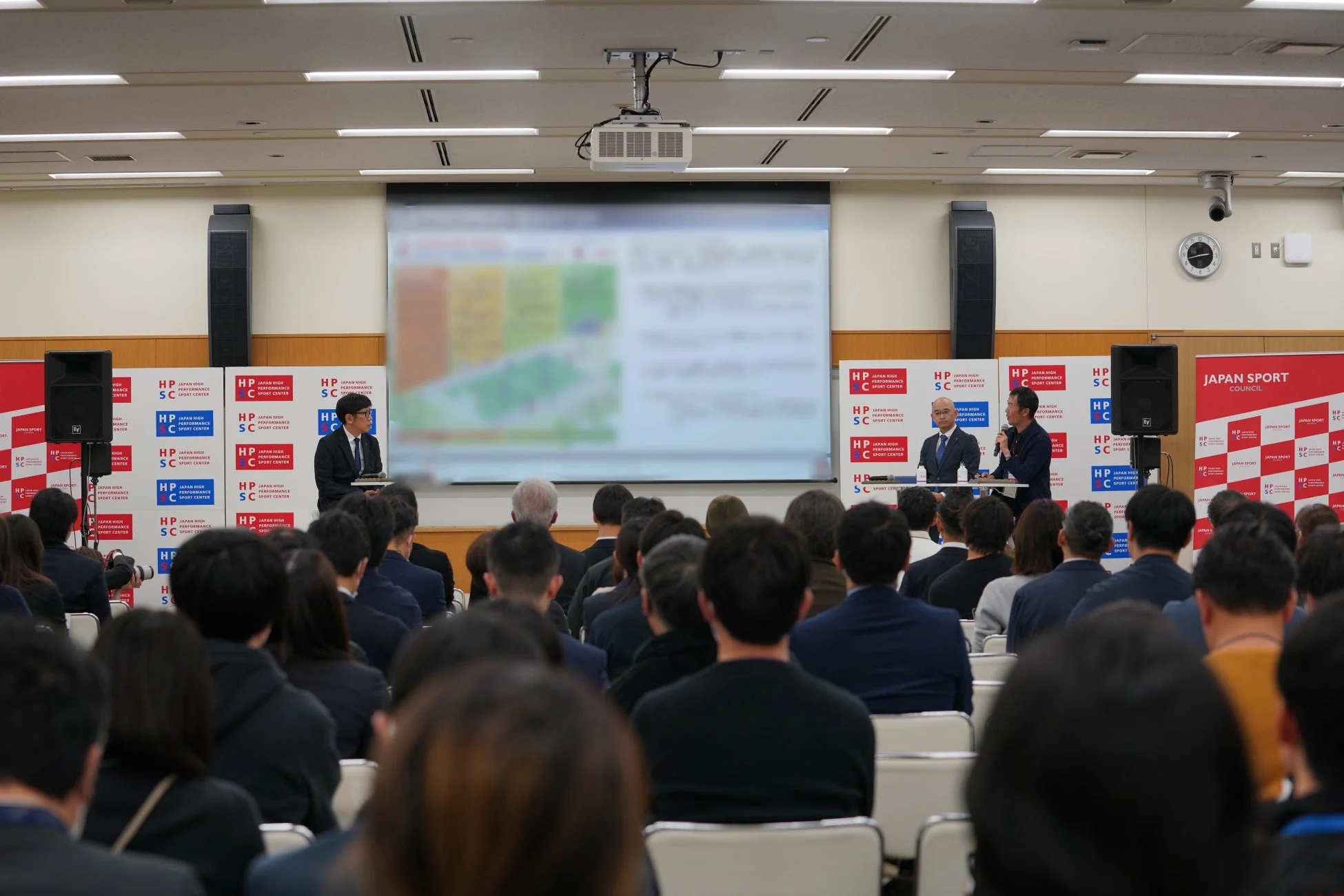 会議室での講演の様子
