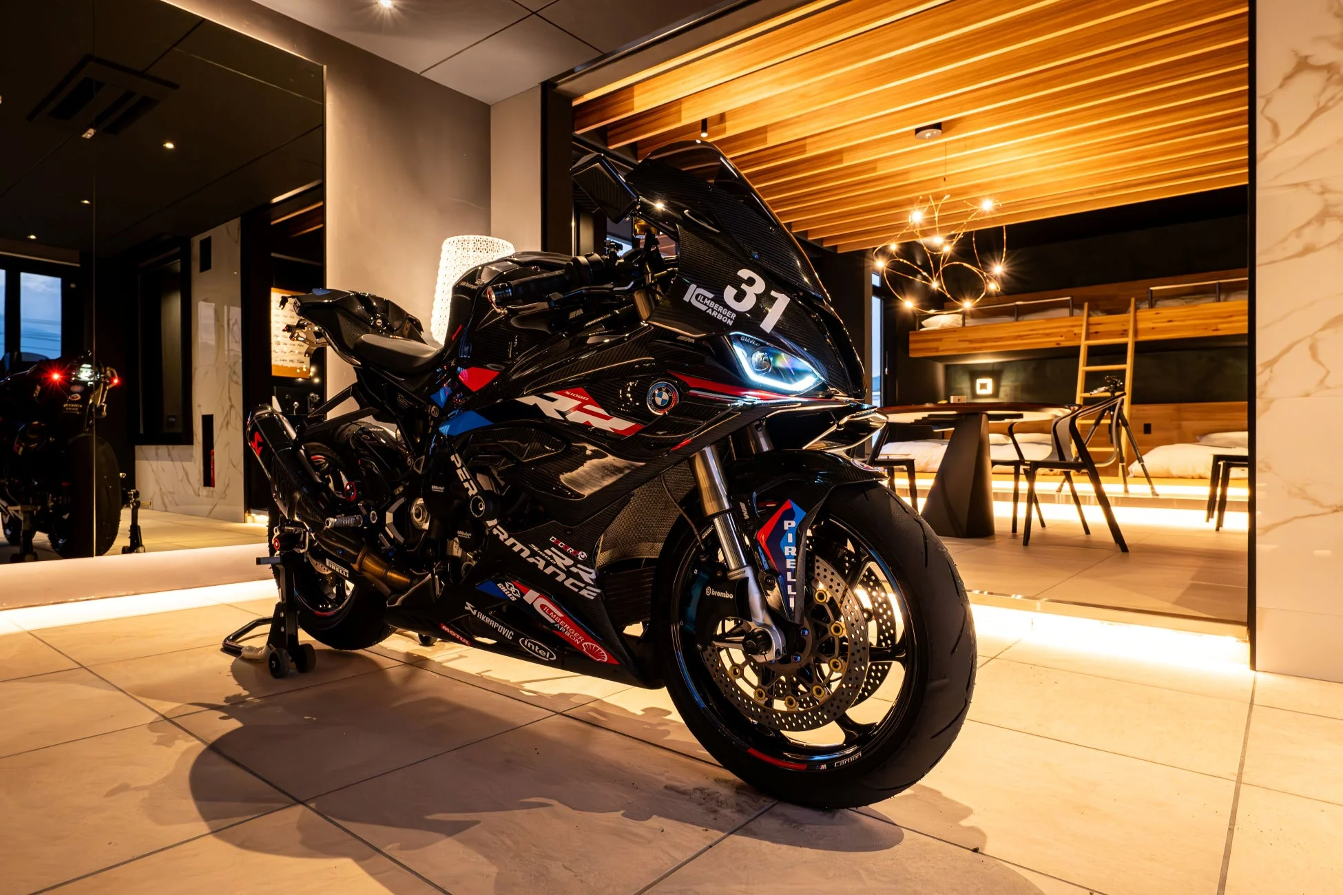 モダンな室内に展示された黒いBMW S1000 RRスーパーバイク