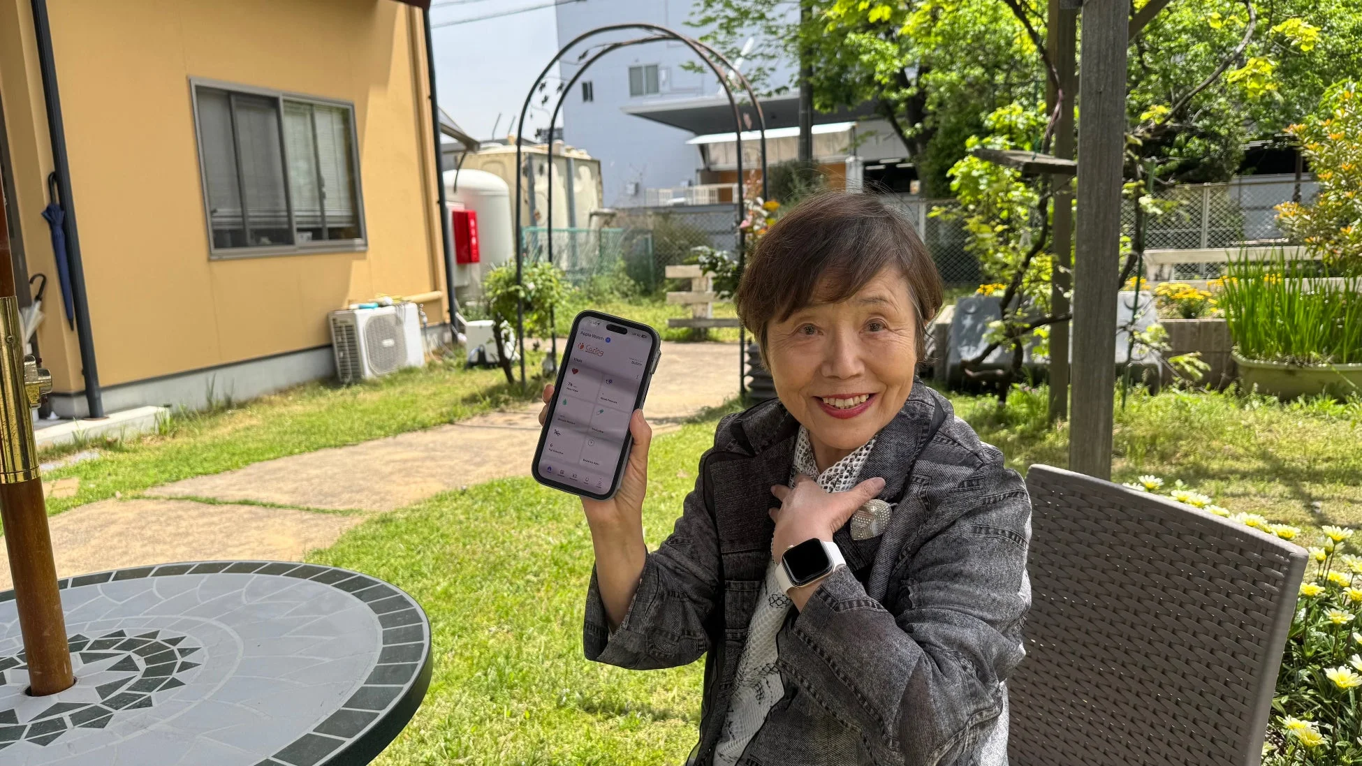 Apple Watchのデータを確認する高齢女性