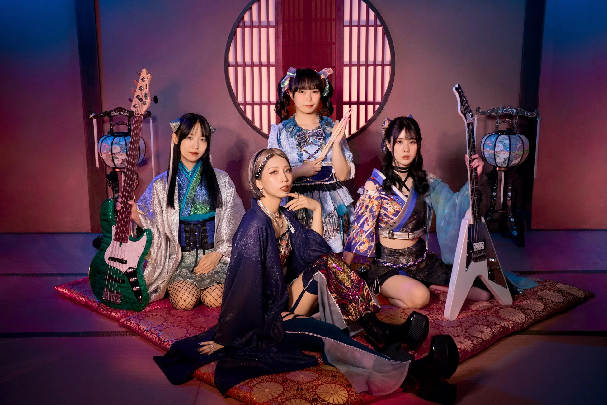 和風とロックを融合させた衣装をまとった4人の女性バンドメンバーが、楽器を持ってポーズをとっています。背景には伝統的な格子窓と提灯が配され、幻想的な雰囲気の一枚です。