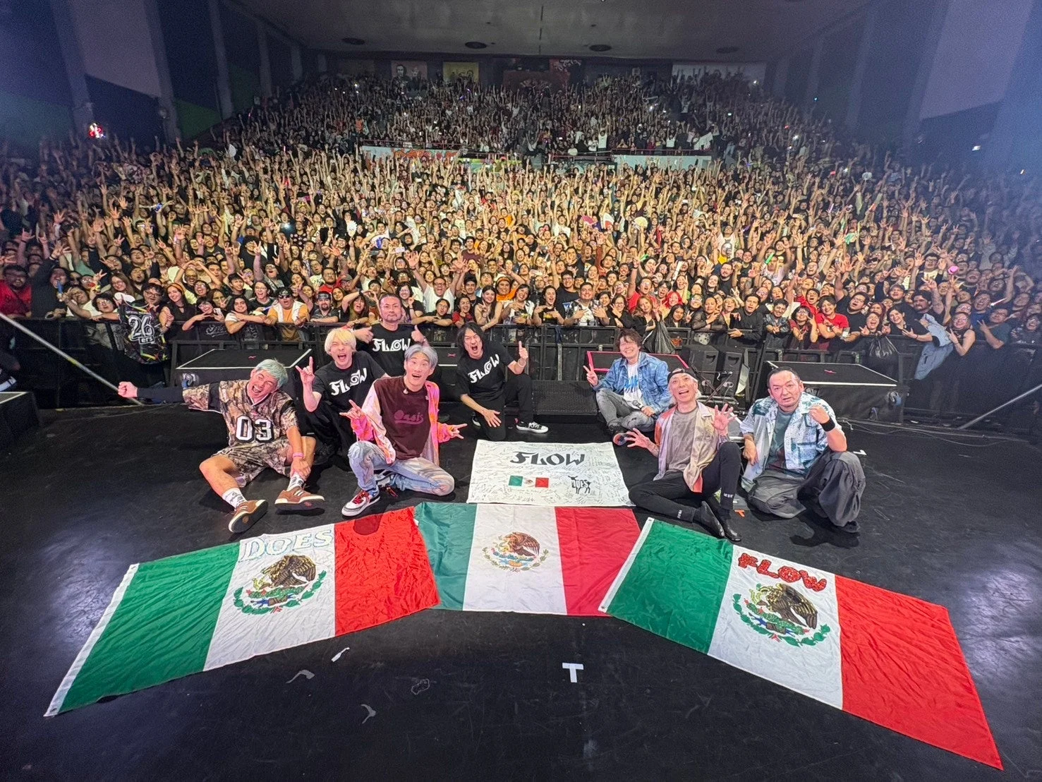 FLOWとDOES、メキシコ国旗
