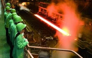 製鉄所の熱延工場を見学する作業員