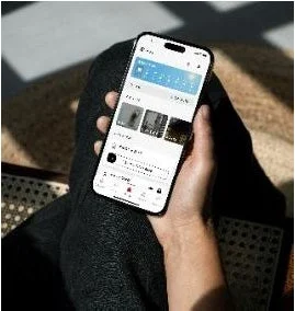 スマートフォンでアプリを操作する様子