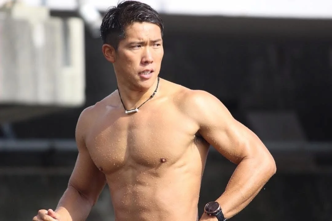 水滴に濡れた筋肉質の男性