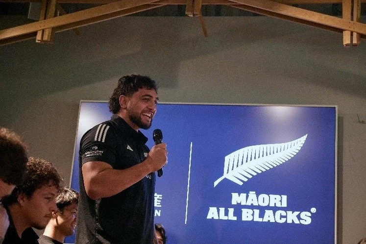 質問に答えるマオリ・オールブラックスの選手