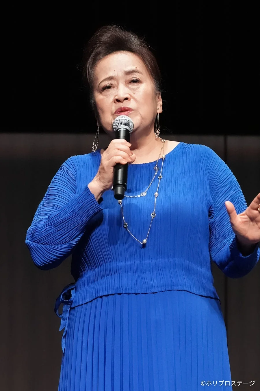 渡辺えりさんの歌唱シーン