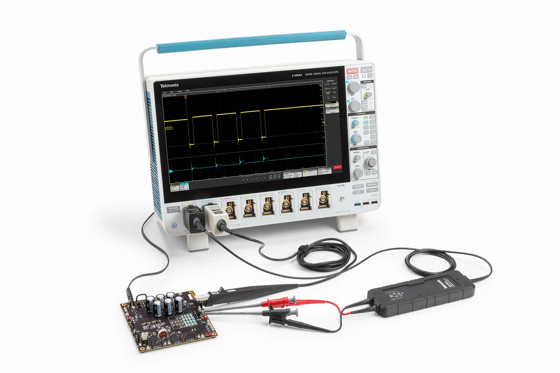Tektronix製6シリーズ混合信号オシロスコープMSO64Bが、電子回路基板に接続され波形を測定している様子