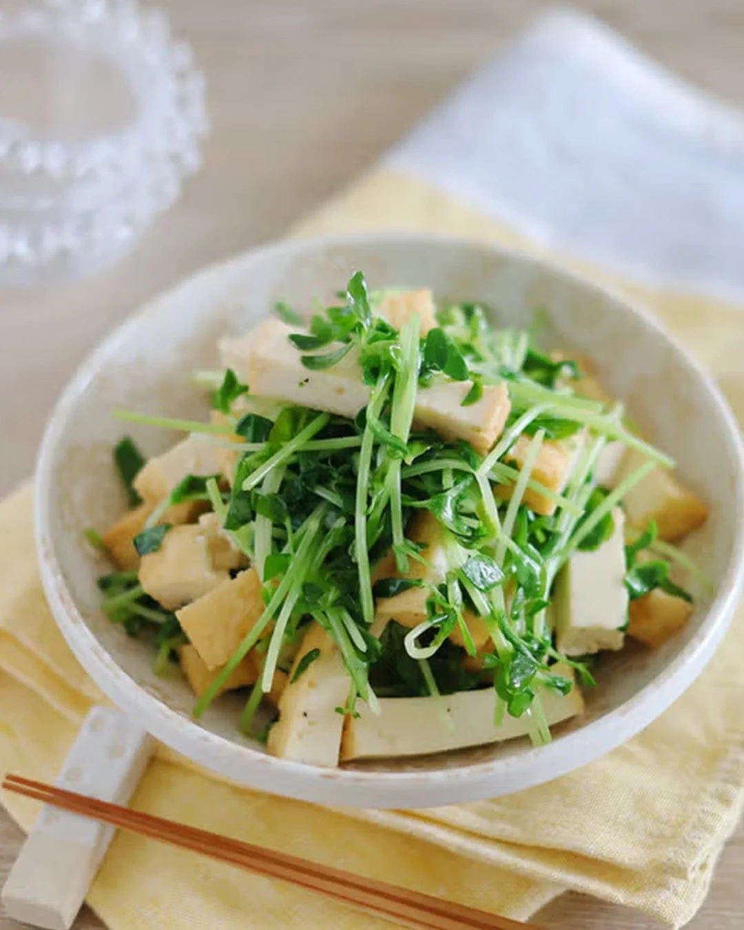 豆苗と厚揚げを使ったヘルシーな和え物またはサラダ