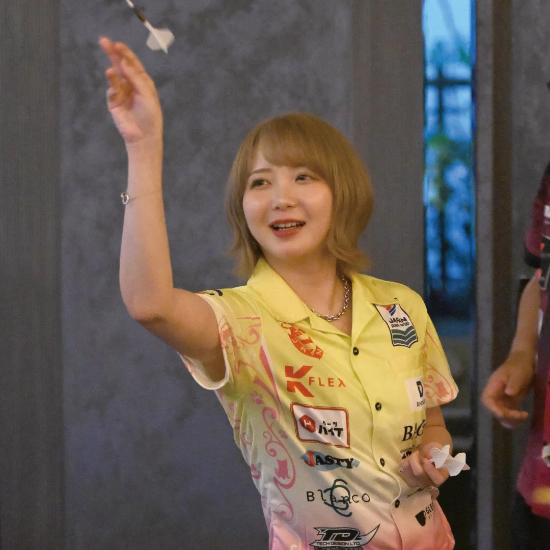 笑顔でダーツを投げ終えた森田真結子選手
