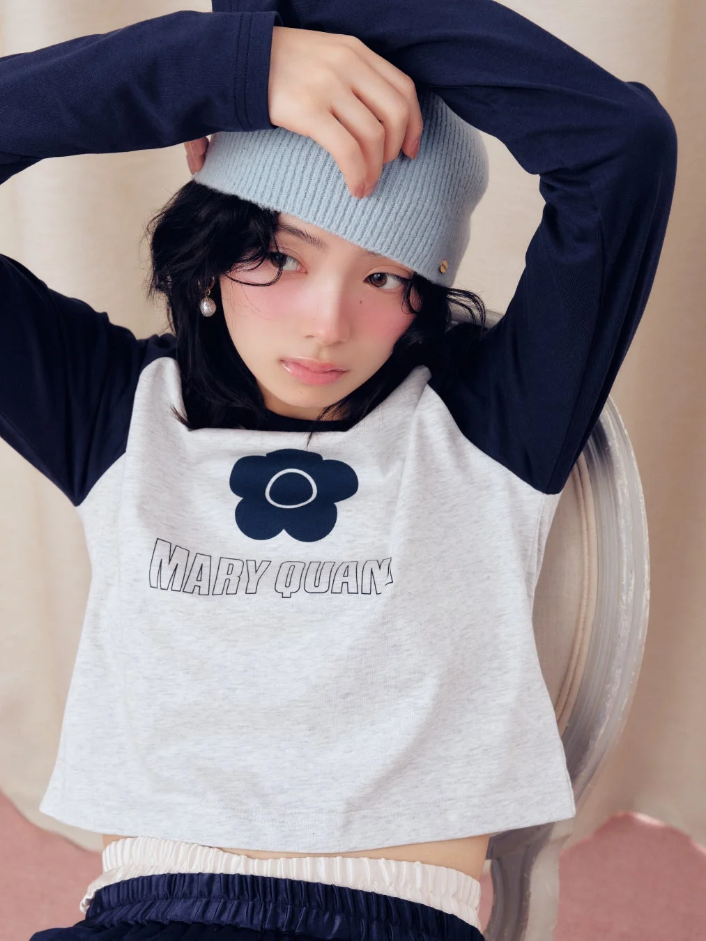 水色ビーニーとラグランスリーブTシャツのポートレート