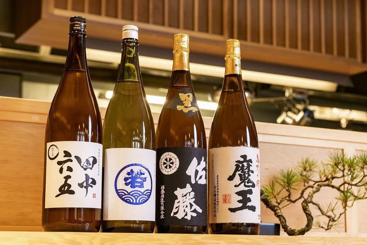 日本酒や焼酎のボトルが並ぶディスプレイ