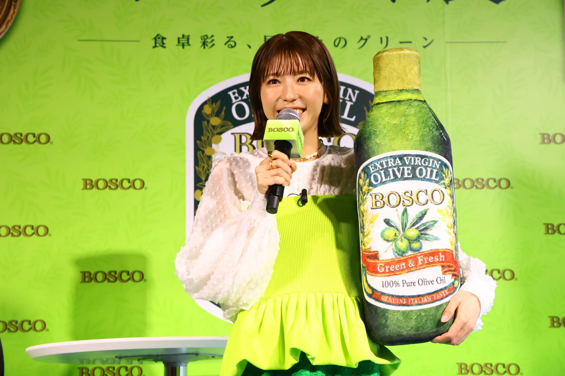 マイクを持ちBOSCOの魅力を語る若槻千夏さん