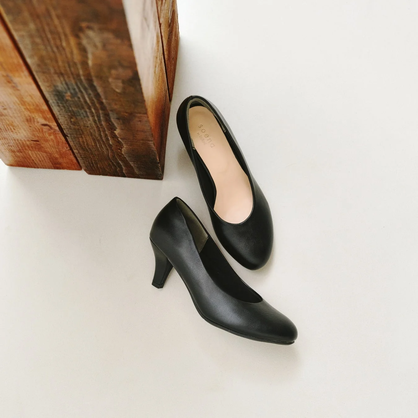 黒い6cmヒールパンプス
