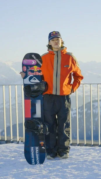雪山でスノーボードを持つ山田琉聖選手