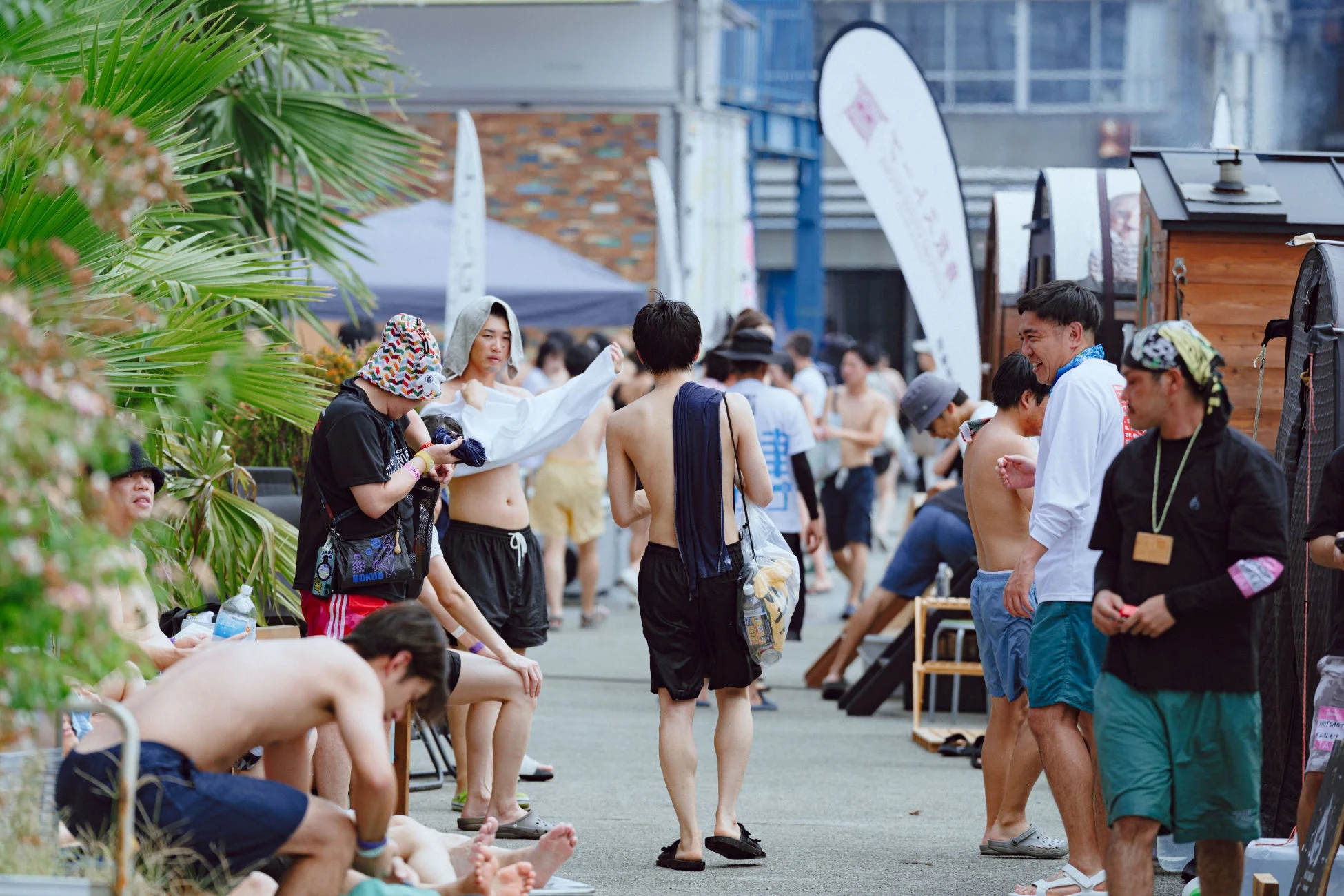 屋外イベントでくつろぐ人々