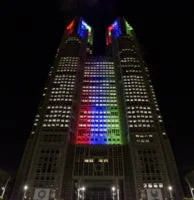 夜間にライトアップされた東京都庁