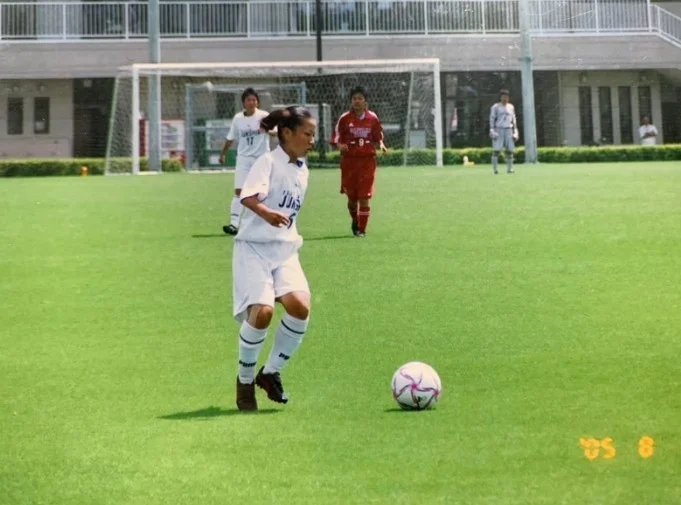 サッカーをする女性選手