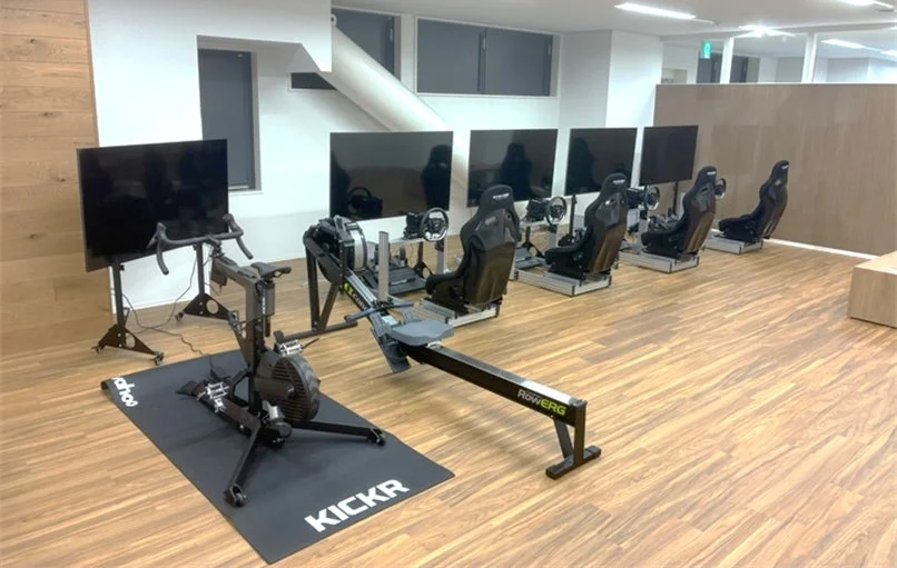 バーチャルスポーツゾーンのフィットネス機器とシミュレーター