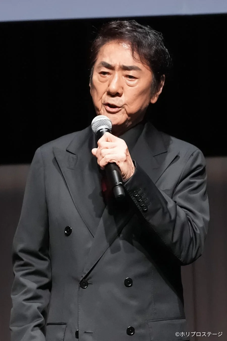 市村正親さんの歌唱シーン