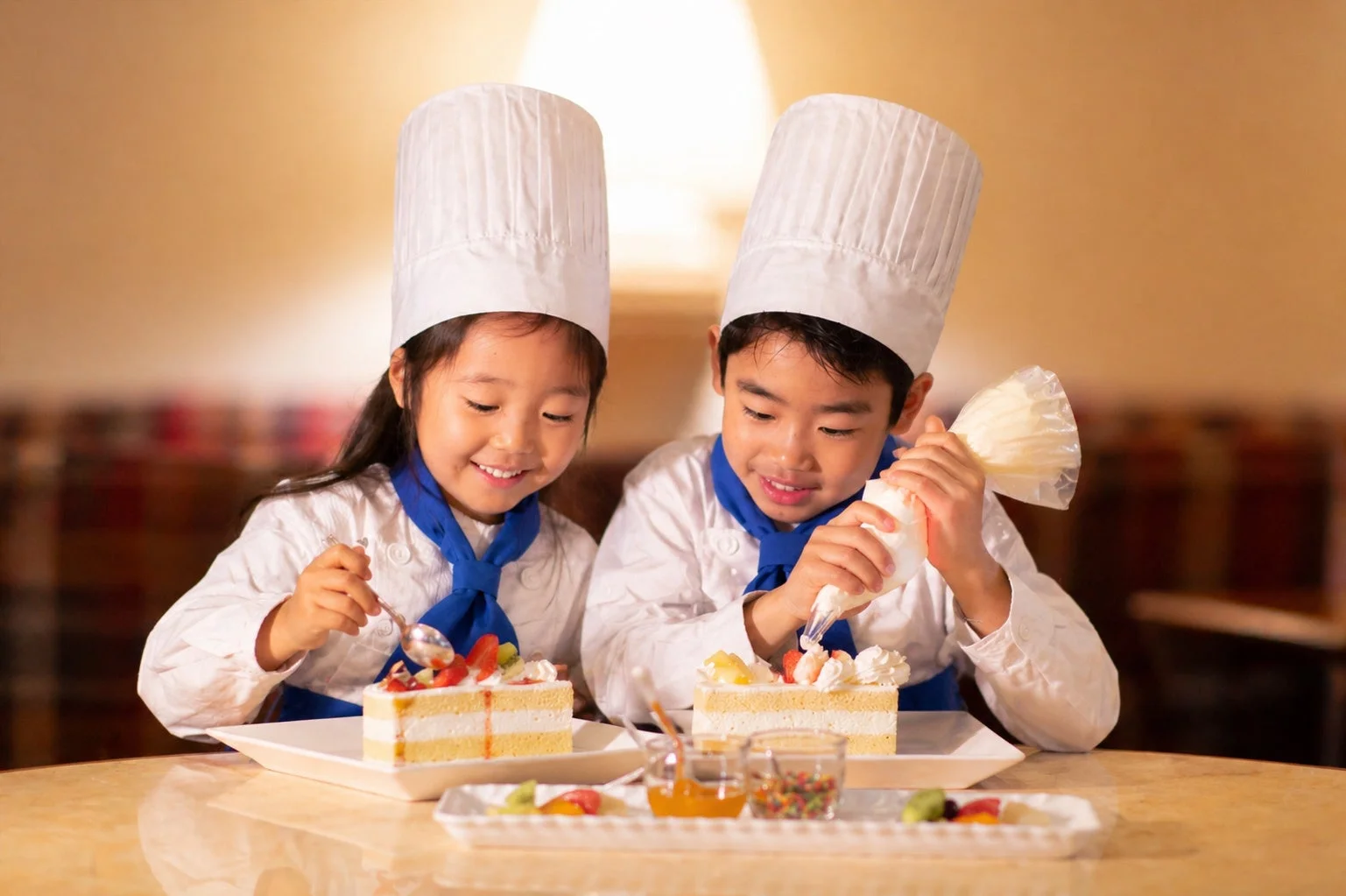 ケーキデコレーション体験をする子供たち
