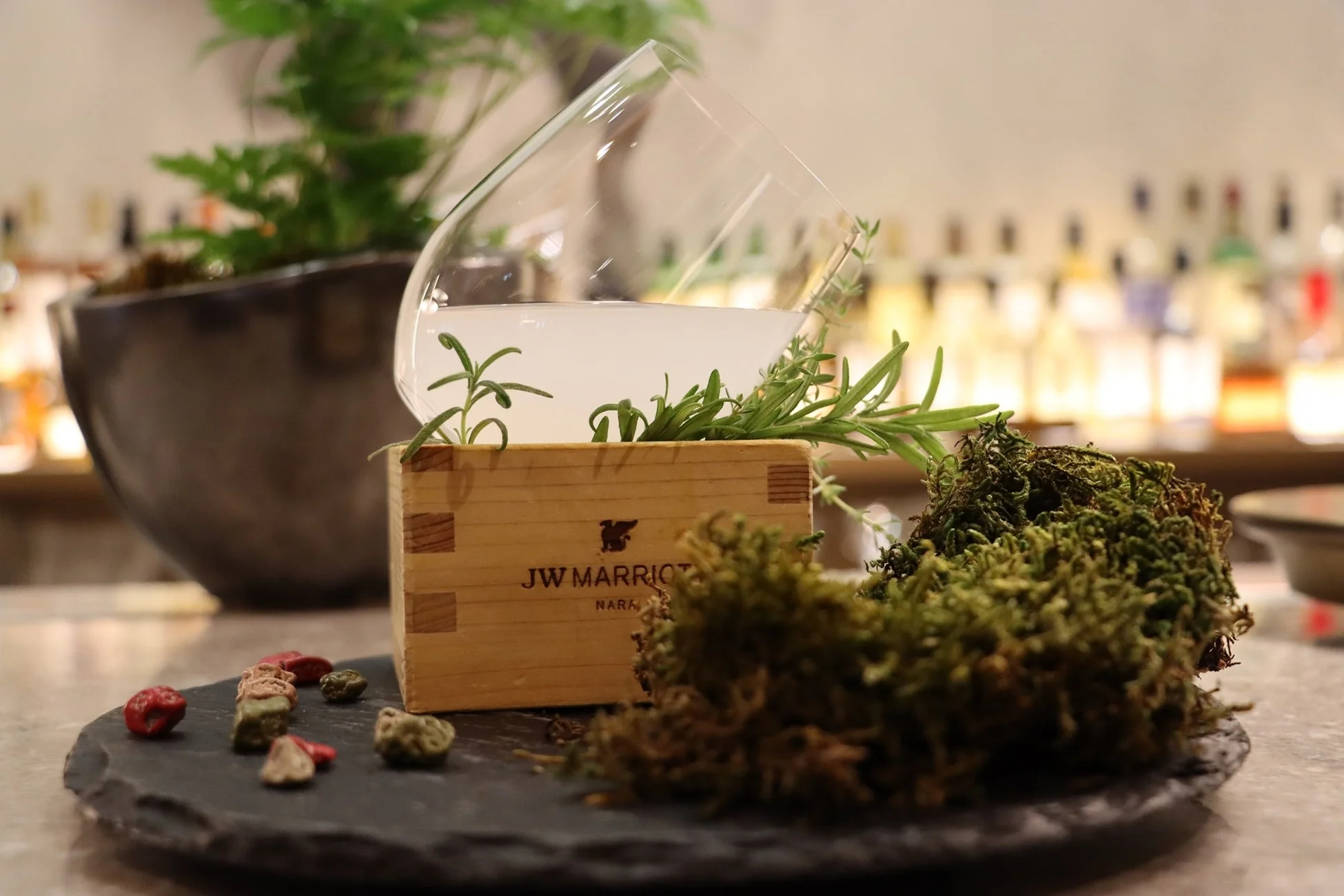 ハーブと苔で飾られたユニークなカクテル