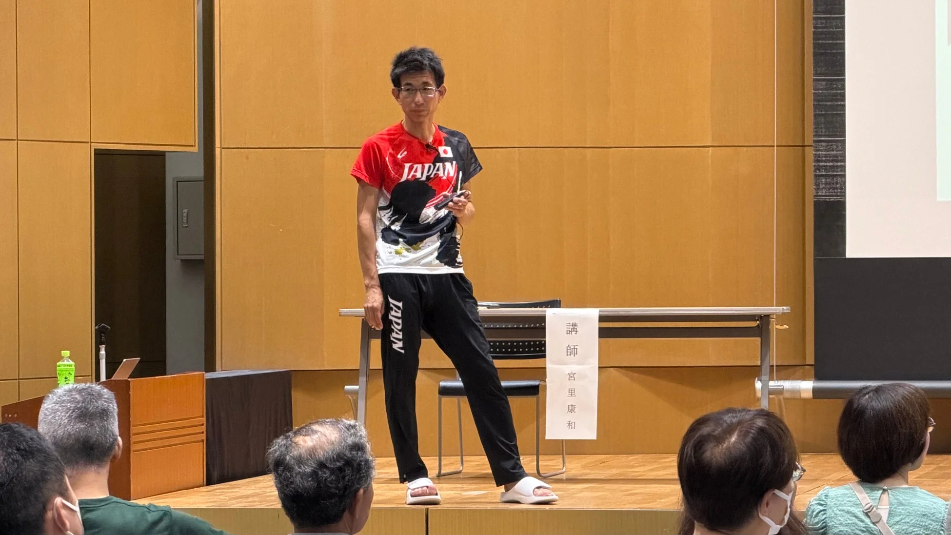 講演で実演する宮里康和氏