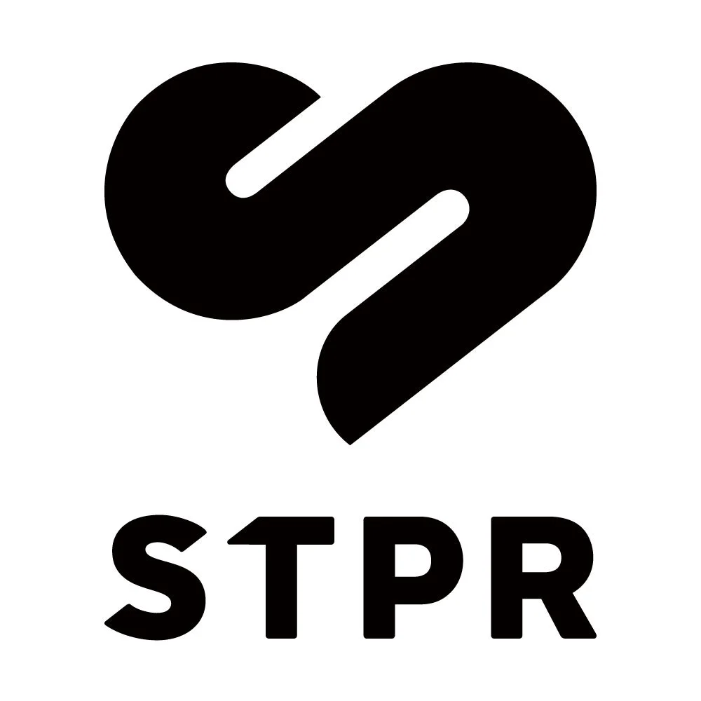 白い背景に黒い抽象的なロゴと「STPR」の文字が配置された、シンプルでモダンなデザインの画像です。ロゴはS字型やハート型にも見える形状をしています。