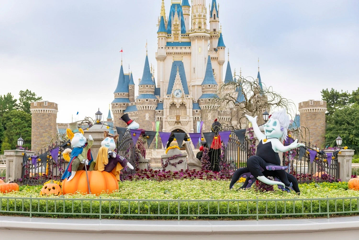 シンデレラ城を背景にしたハロウィーン装飾