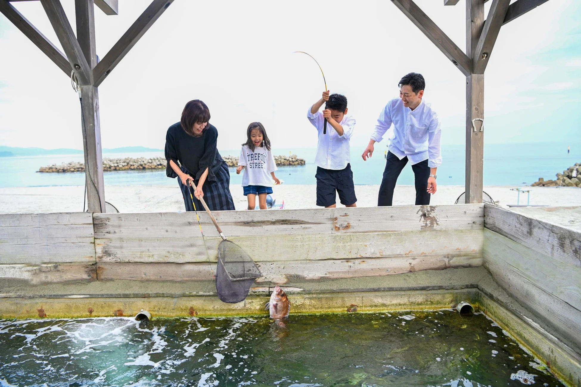 釣りを楽しむ家族